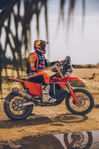 KTM 450 Rally Replica 2027 – Studioaufnahme mit Daniel Sanders in Wuestenlandschaft