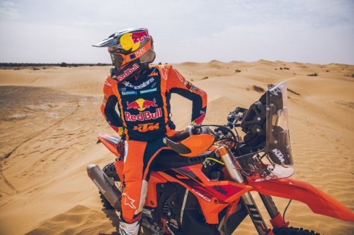 KTM 450 Rally Replica 2027 – Studioaufnahme mit Daniel Sanders in Wuestenlandschaft