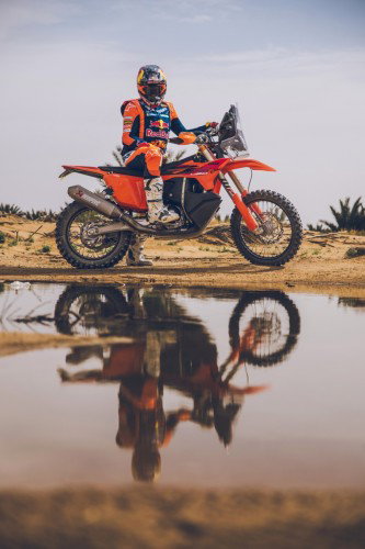 KTM 450 Rally Replica 2027 – Studioaufnahme mit Daniel Sanders in Wuestenlandschaft