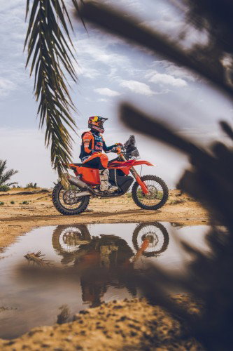 KTM 450 Rally Replica 2027 – Studioaufnahme mit Daniel Sanders in Wuestenlandschaft