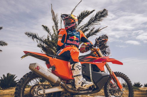 KTM 450 Rally Replica 2027 – Studioaufnahme mit Daniel Sanders in Wuestenlandschaft