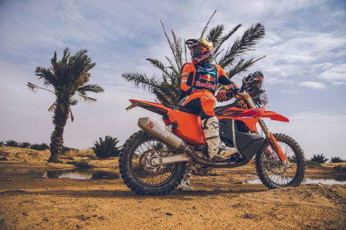 KTM 450 Rally Replica 2027 – Studioaufnahme mit Daniel Sanders in Wuestenlandschaft