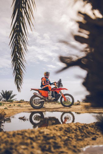 KTM 450 Rally Replica 2027 – Studioaufnahme mit Daniel Sanders in Wuestenlandschaft