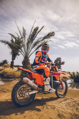 KTM 450 Rally Replica 2027 – Studioaufnahme mit Daniel Sanders in Wuestenlandschaft