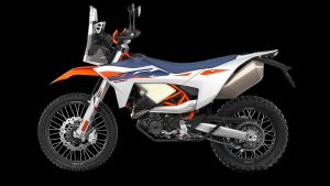 KTM 690 Rally 2027 – Seitenansicht von links im Studio mit weiß-blau-orangefarbenem Dekor, Fronttanks und WP-XPLOR-Gabel