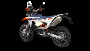 KTM 690 Rally 2027 – Studioaufnahme von hinten links aus erhöhter Perspektive mit Sitzbank, Kettenantrieb und Heckrahmen
