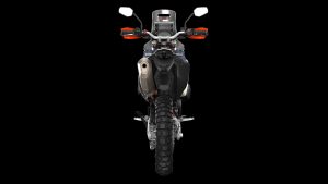 KTM 690 Rally 2027 – Heckansicht im Studio mit mittigem Schalldämpfer, Lenker und orangefarbenen Handprotektoren