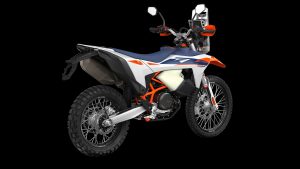 KTM 690 Rally 2027 – Studioaufnahme von hinten rechts mit Schalldämpfer unter der Sitzbank, LC4-Motor und Stollenreifen