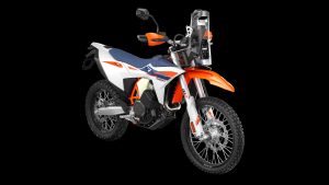 KTM 690 Rally 2027 – Studioaufnahme von vorn rechts mit Rally-Tower, orangefarbenem Kotflügel und Upside-down-Gabel
