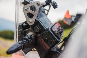 KTM 690 Rally 2027 – regennasse Cockpiteinheit mit Alu-Windschildhalter, abgedeckter Anschlussbuchse und Display