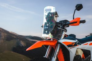 KTM 690 Rally 2027 – Frontpartie mit Rally-Tower, Windschild, Scheinwerfereinheit, Handprotektoren und WP-Gabel