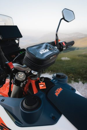 KTM 690 Rally 2027 – Blick von oben auf Cockpit mit TFT-Display, Navigationsgerät, Lenkertasche und Tankdeckel