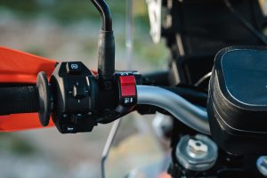 KTM 690 Rally 2027 – linke Lenkerarmatur mit ABS-Taste, Vier-Wege-Schalter, Hupe und rotem Tank-Umschalter