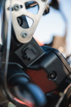 KTM 690 Rally 2027 – USB-C-Buchse unter Gummikappe am Rally-Tower unterhalb des Windschild-Halteblechs