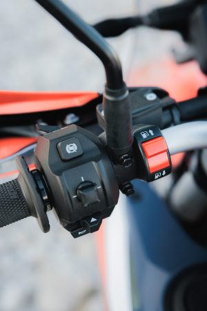 KTM 690 Rally 2027 – linke Lenkerarmatur mit 4-Wege-Schalter und rotem Wippschalter zur Umschaltung der Fronttanks