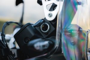 KTM 690 Rally 2027 – 12-V-Bordsteckdose mit Gummikappe am Rally-Tower neben dem Windschild