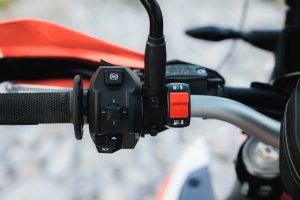 KTM 690 Rally 2027 – linke Lenkerarmatur mit ABS-Taste, 4-Wege-Schalter und rotem Tank-Umschalter am Handprotektor