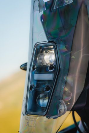 KTM 690 Rally 2027 – LED-Scheinwerfereinheit im Rally-Tower mit Projektorlinsen hinter dem klaren Windschild