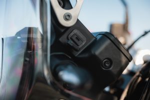 KTM 690 Rally 2027 – USB-C-Buchse mit Gummiabdeckung am Rally-Tower direkt hinter dem Windschild
