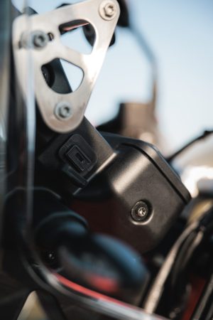 KTM 690 Rally 2027 – USB-C-Anschluss und Aluminium-Halter des Rally-Towers in der Nahaufnahme