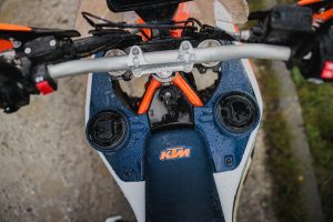KTM 690 Rally 2027 – Draufsicht auf die beiden Tankdeckel der Fronttanks, Lenker und Gabelbrücke