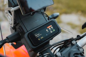 KTM 690 Rally 2027 – 4,2-Zoll-TFT-Display mit Ride-Mode-Menü und darüber montierter Navi-Halterung