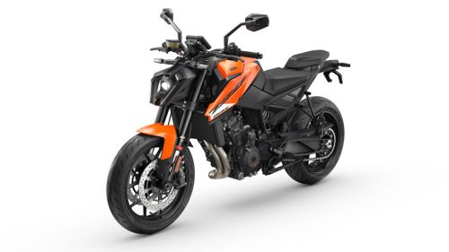 KTM 790 Duke 2027 in Orange – Studio-Aufnahme der Frontpartie von links vorne vor weißem Hintergrund