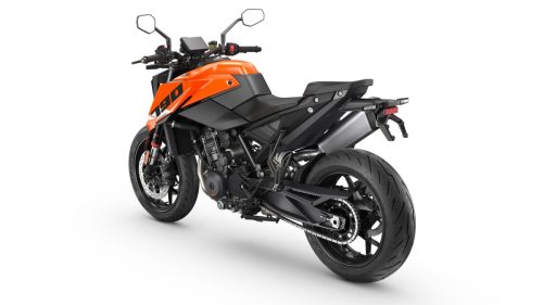 KTM 790 Duke 2027 in Orange – Studio-Aufnahme der Heckansicht von links hinten vor weißem Hintergrund