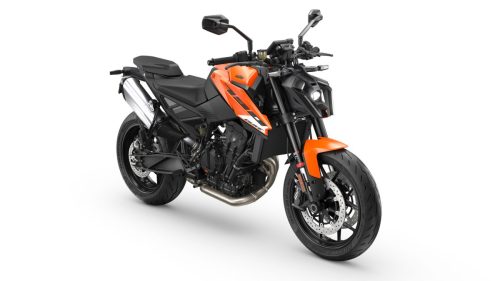 KTM 790 Duke 2027 in Orange – Studio-Seitenansicht von links vor weißem Hintergrund