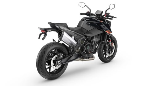 KTM 790 Duke 2027 in Schwarz – Studio-Aufnahme der Heckansicht von hinten vor weißem Hintergrund