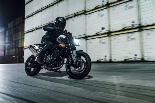 KTM 790 Duke 2027 in Action – Fahrer beim nächtlichen Ride in einem Containerterminal