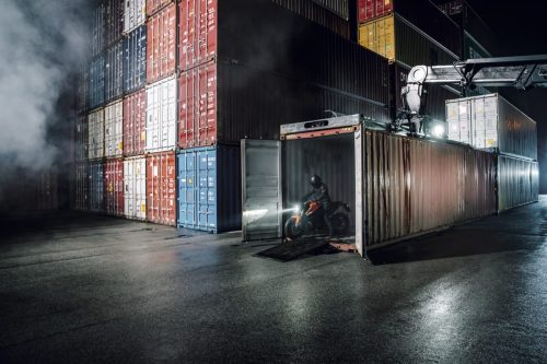 KTM 790 Duke 2027 – nächtliche Lifestyle-Aufnahme vor einem Frachtcontainer mit Rauch und Fahrer