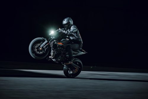 KTM 790 Duke 2027 – Fahrer zieht bei Nacht einen Wheelie mit eingeschaltetem Scheinwerfer