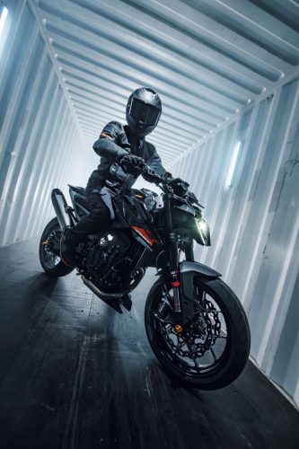 KTM 790 Duke 2027 – dramatisch ausgeleuchtete Aufnahme von Motorrad und Fahrer in einem Container