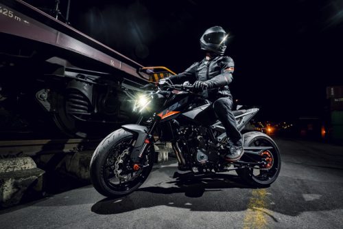 KTM 790 Duke 2027 – Fahrer auf dem Motorrad im Scheinwerferlicht des Containerterminals
