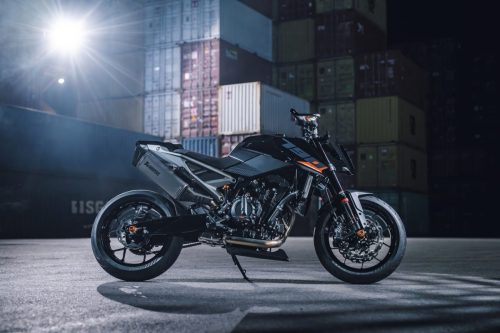 KTM 790 Duke 2027 – statische Seitenansicht von rechts im nächtlichen Containerterminal