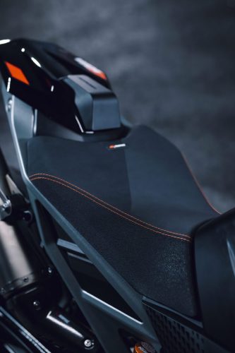 KTM 790 Duke 2027 – Detailaufnahme von Sitzbank und Heckpartie mit oranger Ziernaht