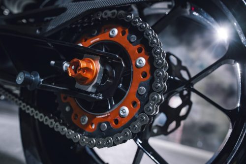 KTM 790 Duke 2027 – Detailaufnahme des orangen Kettenrads und der Kette