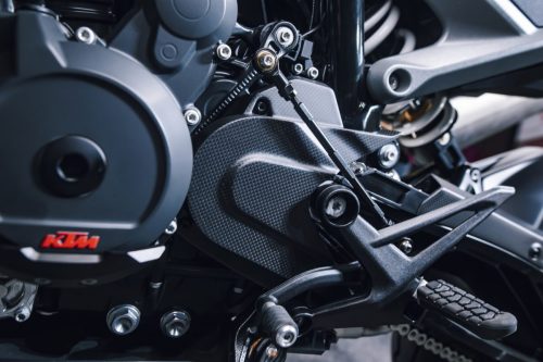 KTM 790 Duke 2027 – Detailaufnahme des Reihenzweizylinder-Motors mit KTM-Schriftzug