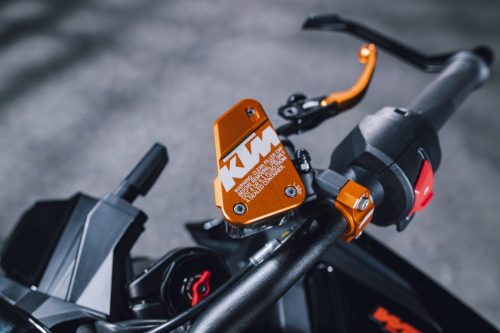 KTM 790 Duke 2027 – Detailaufnahme des vorderen Bremsflüssigkeitsbehälters mit KTM-Logo am Lenker