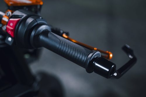 KTM 790 Duke 2027 – Detailaufnahme von Gasgriff und Lenkerende mit orangen Akzenten
