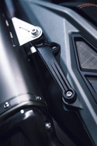 KTM 790 Duke 2027 – Detailaufnahme des Endschalldämpfers und der Heckpartie