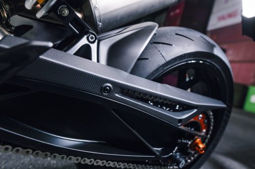 KTM 790 Duke 2027 – Detailaufnahme von Hinterradkotflügel und Kettenpartie