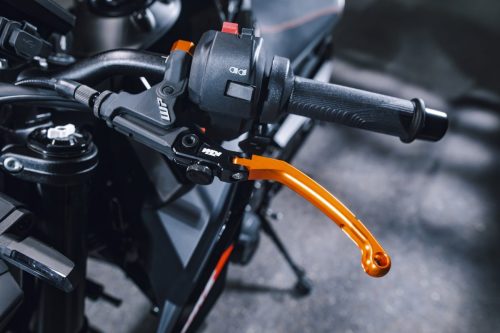 KTM 790 Duke 2027 – Detailaufnahme des orangen, einstellbaren Bremshebels und Cockpits