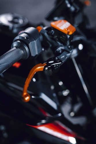 KTM 790 Duke 2027 – Detailaufnahme von Bremshebel und Armaturen mit orangen Akzenten