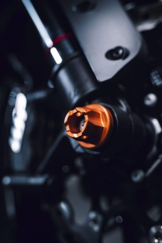 KTM 790 Duke 2027 – Detailaufnahme des unteren WP-Gabelholms mit orange eloxierter Achsklemmung