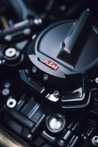KTM 790 Duke 2027 – Detailaufnahme des Zylinderkopfs mit 790-Kennung