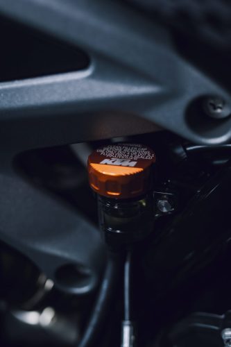 KTM 790 Duke 2027 – Detailaufnahme des hinteren Bremsflüssigkeitsbehälters mit orangem Deckel