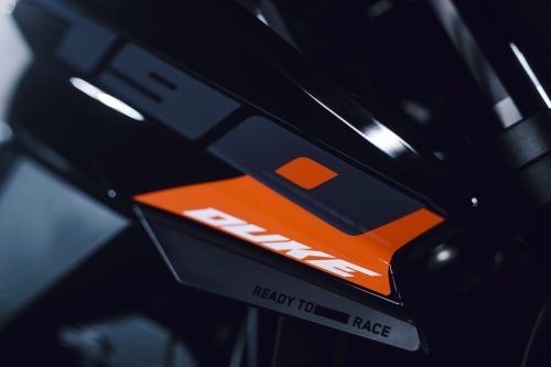 KTM 790 Duke 2027 – Detailaufnahme des DUKE-Schriftzugs mit „Ready to Race“ auf der Verkleidung