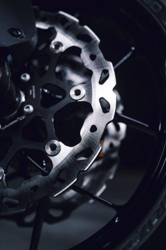 KTM 790 Duke 2027 – Detailaufnahme der vorderen Wave-Bremsscheibe mit Bremssattel